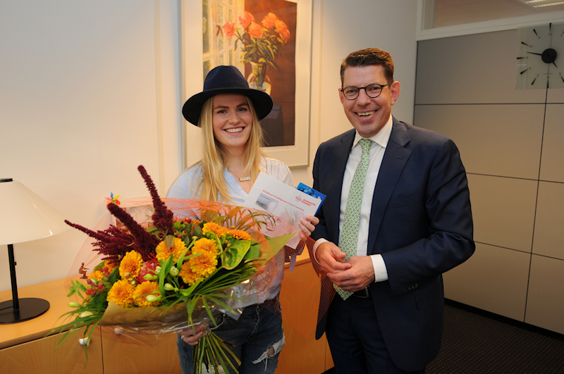 Tessa Geerlings bij wethouder Bouke Arends-foto Bennie Wolbers